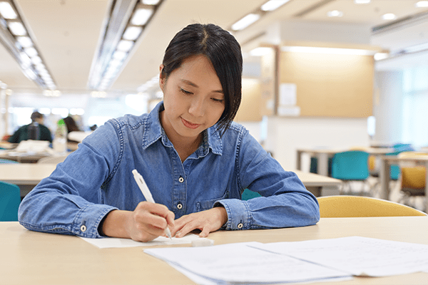 woman-study-at-library-CZYUDJA